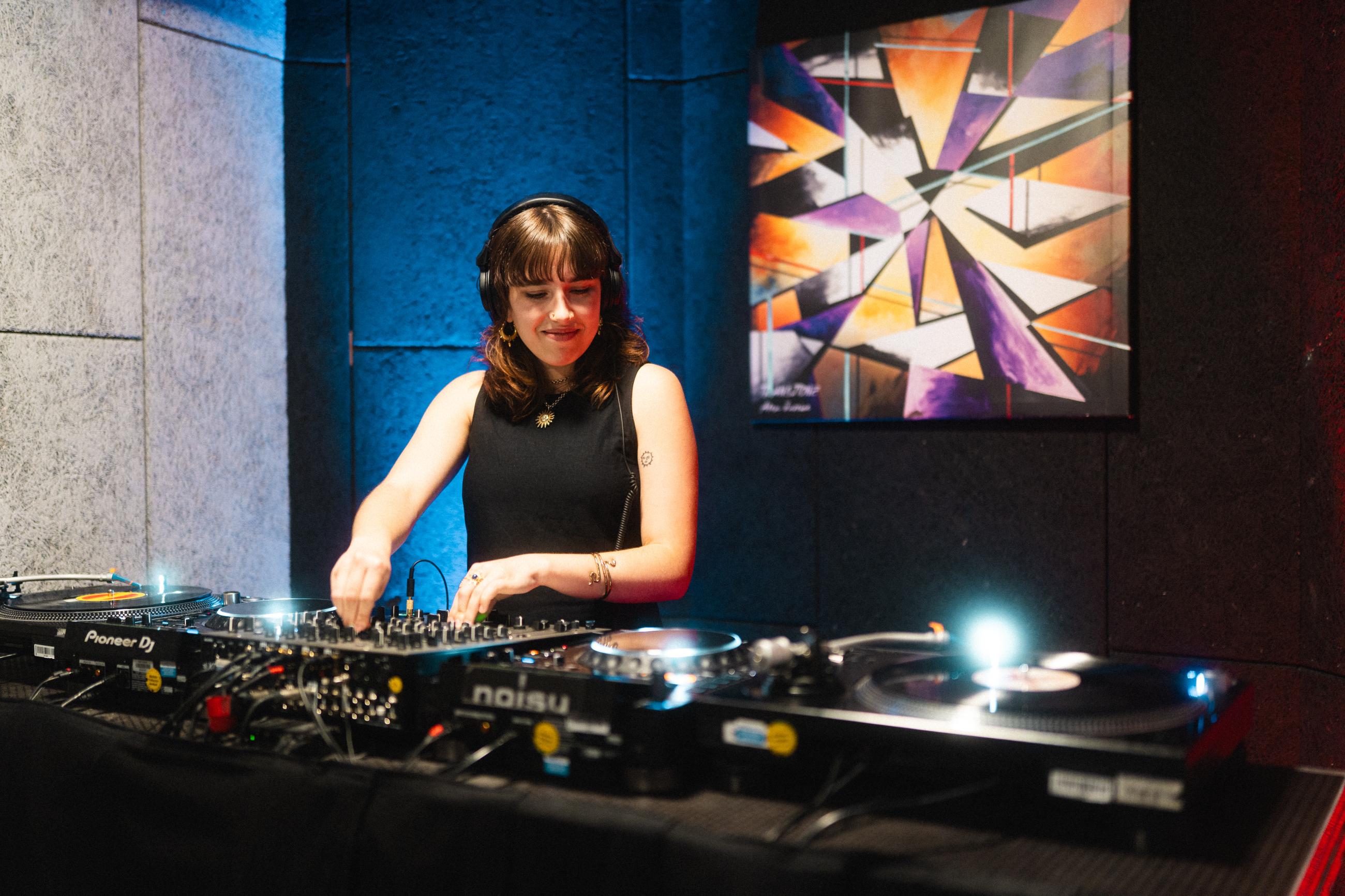 nR_slideshow_DJing noisy Room 19