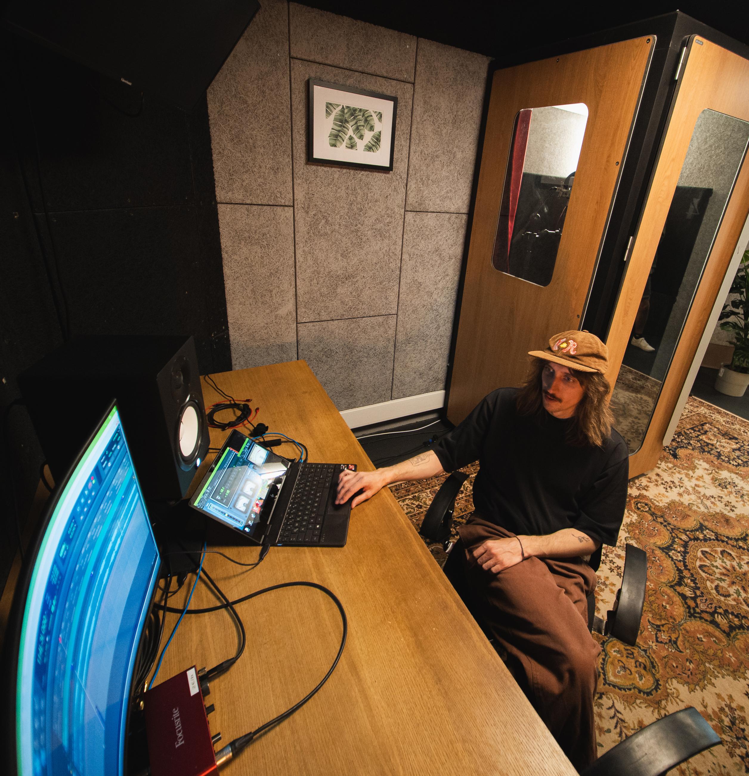 nR_slideshow_recording noisy Room 4 pic 5